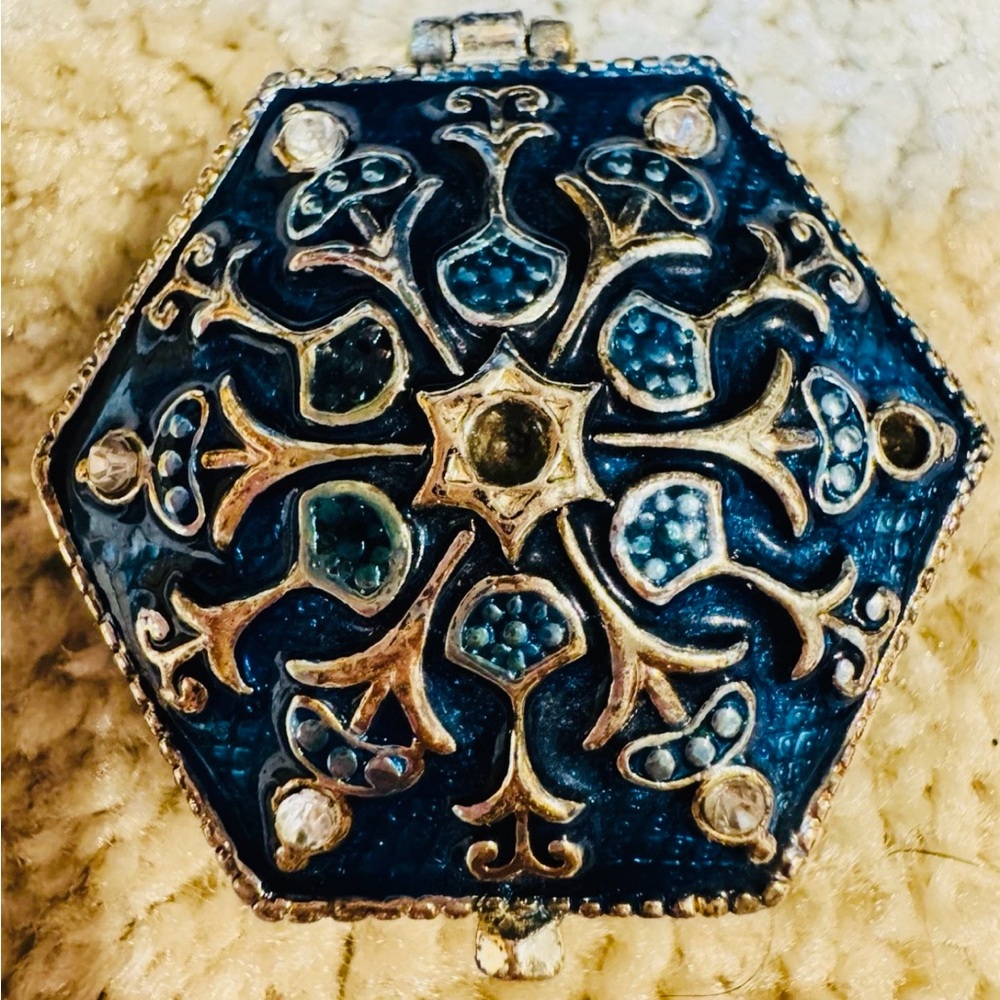 Retired Monet Enamel Trinket Box MNRUF659 Snowflake Collectors